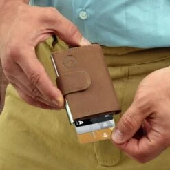 Manufaktur-Nikita Kreditkartenetui POP UP Perfekt, Echt Leder, Braun, RFID Schutz, Mit Münzfach -Hause Gemischtwaren Geschäft bf5fbca914f4bab779b26f16155c5b3c60133fa6 kreditkartenetui manufaktur nikita pop up perfekt